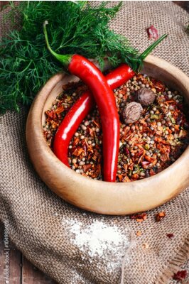 Poster  Piments forts à côté d'un mélange d'épices coloré