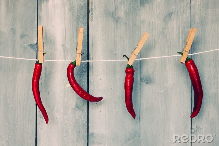 Poster  Piments suspendus à une ficelle