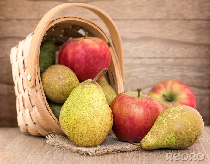 Poster  Poires et les pommes sur la table en bois