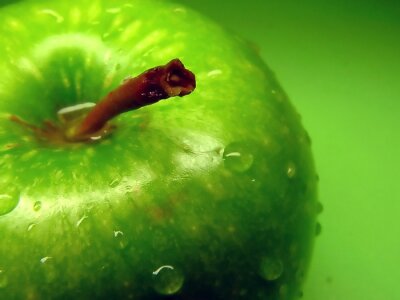 Pomme verte avec des gouttes d'eau