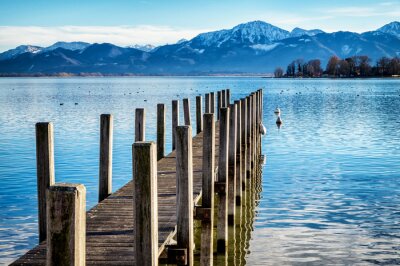 Pont au bord du lac et montagnes