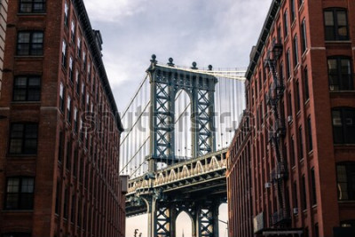 Poster  Pont entre les bâtiments