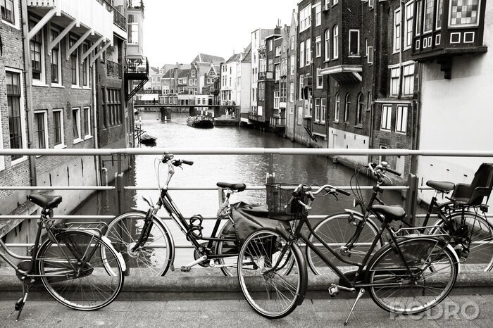 Poster  Pont noir et blanc avec des vélos