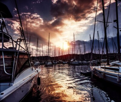 Port de yachts au coucher du soleil