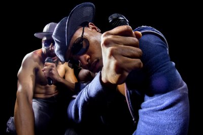 Poster  Rappeurs ayant un hip hop concert de musique avec des microphones