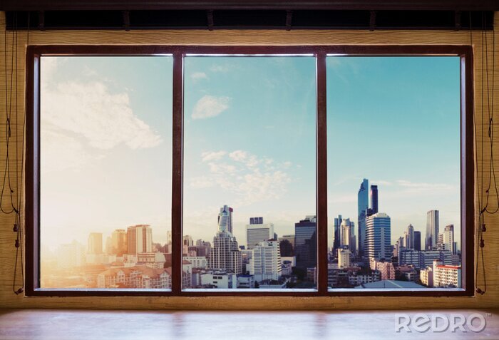 Poster  Regardant à travers la fenêtre dans la matinée, vue sur la ville de Bangkok au lever du soleil