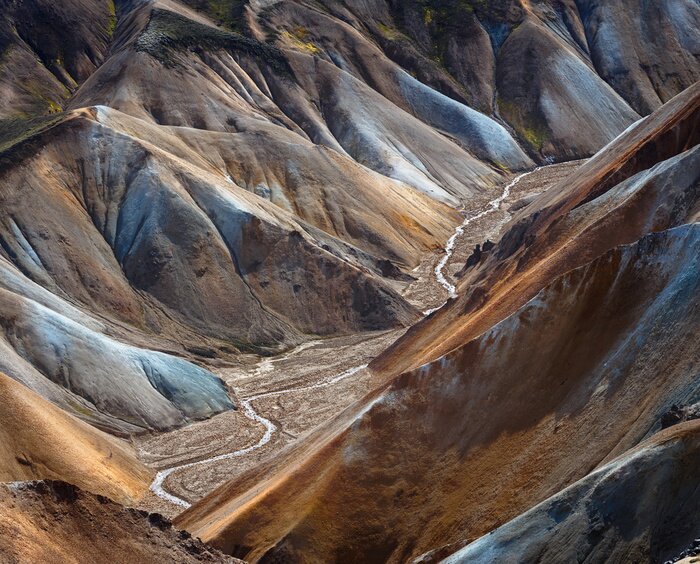 Poster  River along a Valley in Landmannalaugar among colorful mountains, Iceland