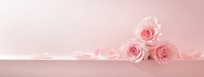 Poster  Roses et pétales dépliés sur un support rose