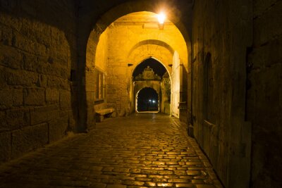 Poster  Rue à travers le tunnel la nuit