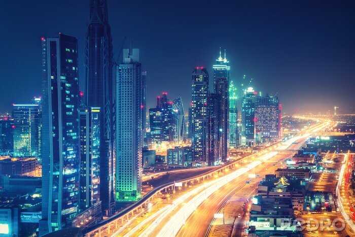 Poster  Rue de Dubaï illuminée et immeubles de grande hauteur
