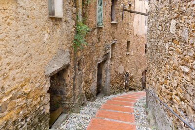 Rue entre des maisons en pierre