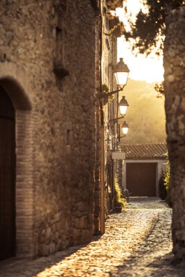 Ruelle pavée au lever du soleil