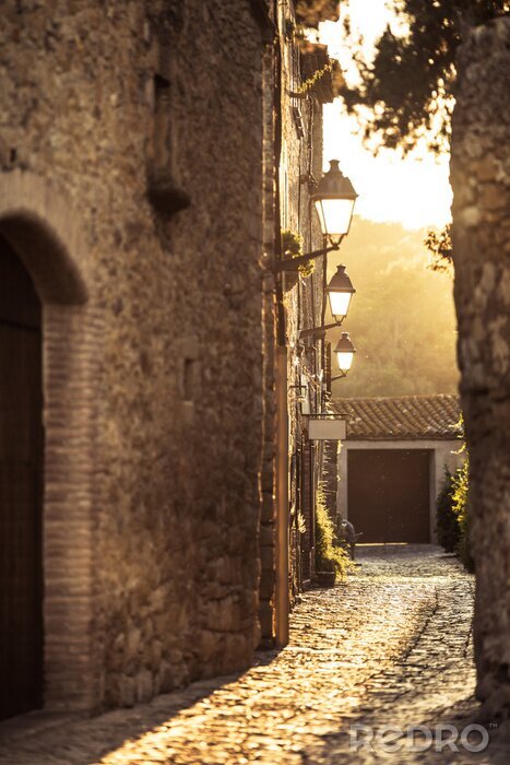 Poster  Ruelle pavée au lever du soleil