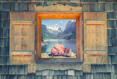 Sac à dos devant un lac