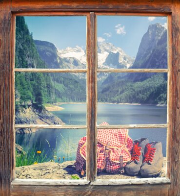 Sac à dos et bottes derrière une fenêtre