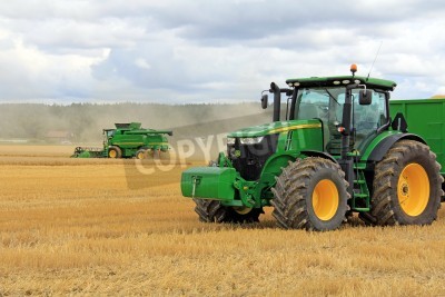Poster  SALO, Finlande - 10 août John Deere 7280R Tracteur et agricole moderne moissonneuse batteuse T560 affiche au Salon annuel Puontin Peltopaivat agricole à Salo, en Finlande, le 10 Août, 2013