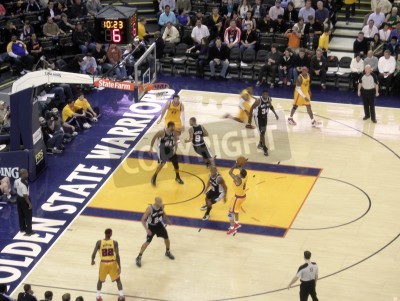 Poster  San Antonio Spurs vs 103 Golden State Warriors: 91 Guerriers Monta Ellis monte pour un coup de saut contre les Spurs que d'autres joueurs sont en mouvement. Wednesday, 16 Décembre, 2009 19:30 heure de