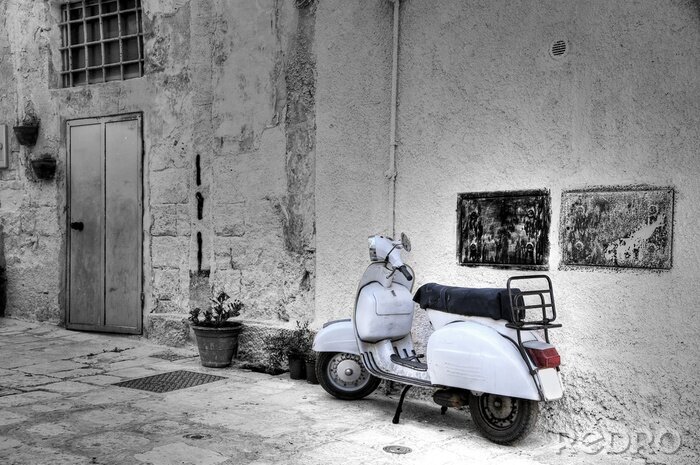 Poster  Scooter blanc dans ruelle du coin. Monopoli. Pouilles.