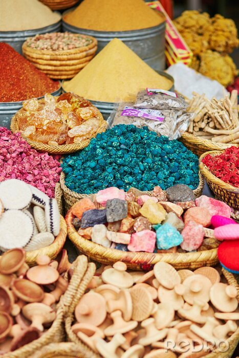 Poster  Sélection d'épices sur un marché traditionnel marocain