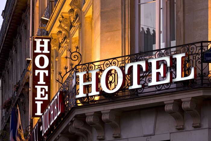 Poster  Signe de l'hôtel parisien illuminé prise au crépuscule