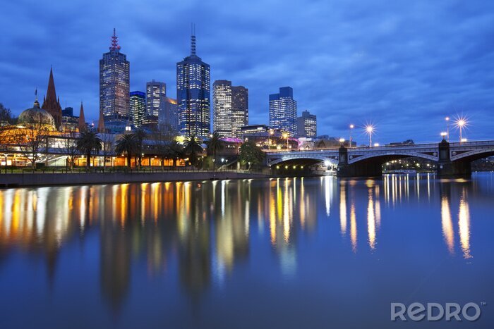 Poster  Skyline de Melbourne, en Australie à travers le fleuve Yarra la nuit