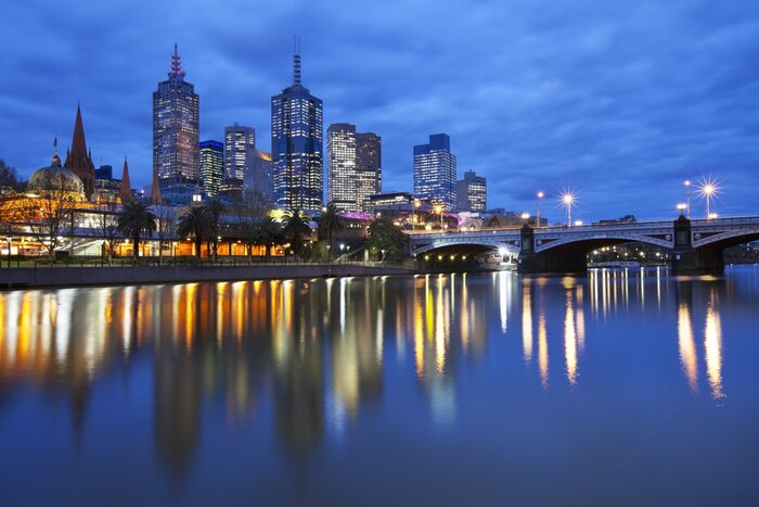 Poster  Skyline de Melbourne, en Australie à travers le fleuve Yarra la nuit