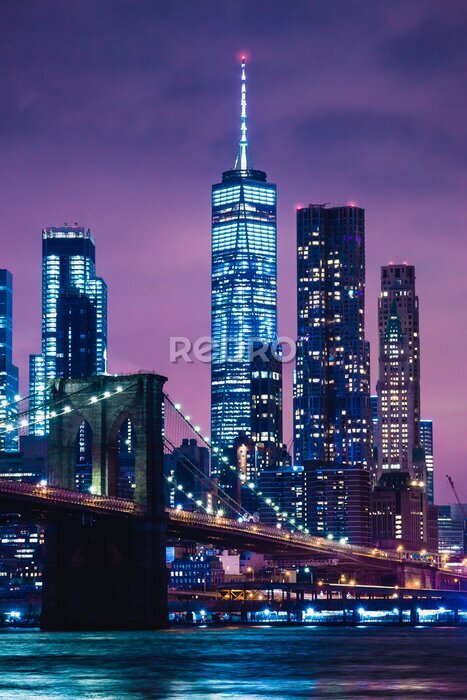 Poster  Skyline du centre-ville de New York Brooklyn Bridge et gratte-ciel au-dessus d'East River éclairé par des lumières au crépuscule après la vue du coucher du soleil de Brooklyn