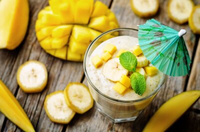 Smoothie cocktail à la menthe et aux fruits tropicaux à la banane