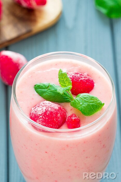 Poster  Smoothie de baies roses avec fraises et menthe surgelées