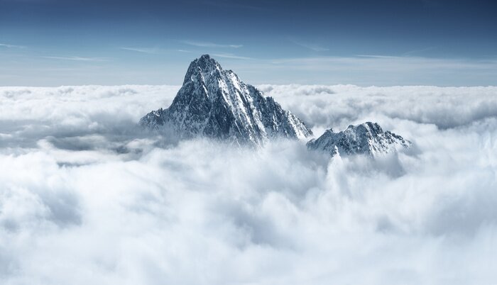 Poster  Sommets des montagnes dans les nuages