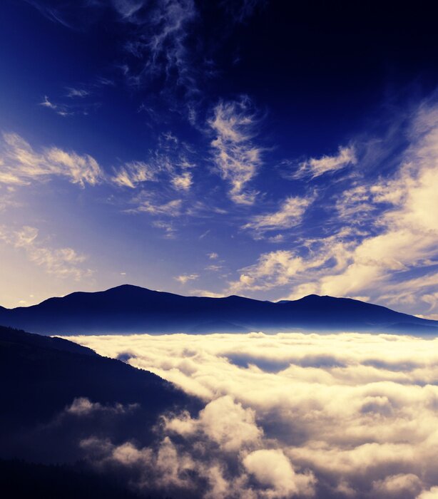 Poster  Sommets montagneux recouverts de brume