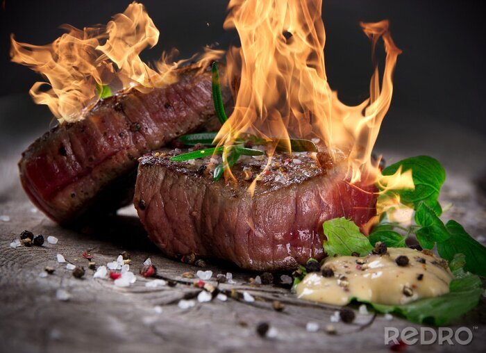 Poster  Steaks de barbecue avec des flammes de feu