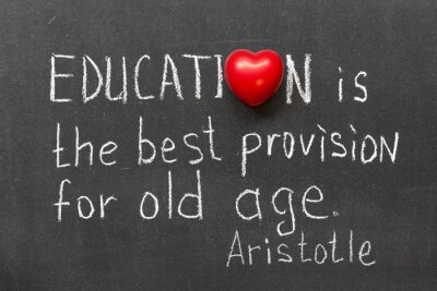Tableau noir avec une citation sur l'éducation