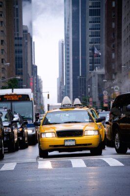 Taxis entre de grands immeubles