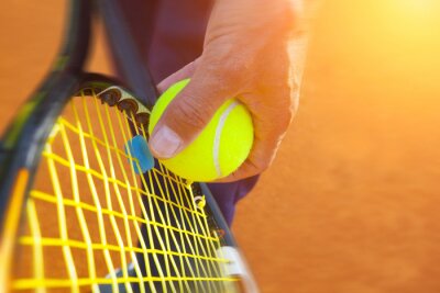.Tennis balle sur un court de tennis
