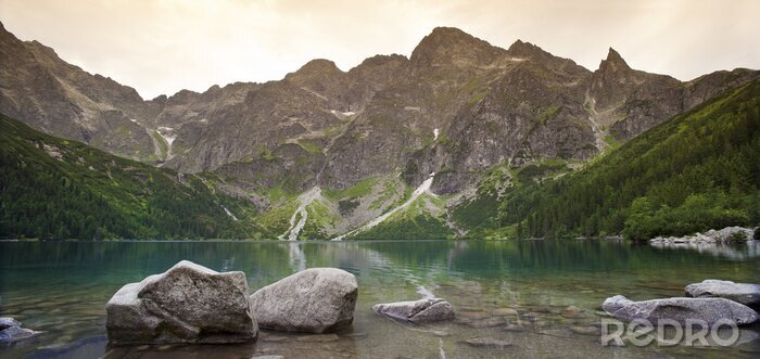 Poster  Terrain montagneux avec un lac