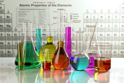 Poster  Tester les flacons en verre et les tubes avec des solutions colorées sur le tableau périodique des éléments. Verrerie de laboratoire. Chimie scientifique et concept de recherche.