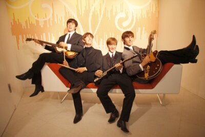 Poster  The Beatles - statue de cire au musée de Madame Tussauds, le 10 Juillet 2008, le Unter den Linden, Berlin-Mitte.