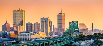 Toits de la ville de boston et pont au coucher du soleil