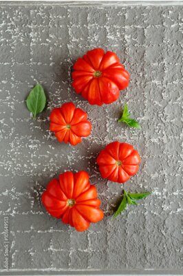 Poster  Tomates rouges juteuses sur fond gris