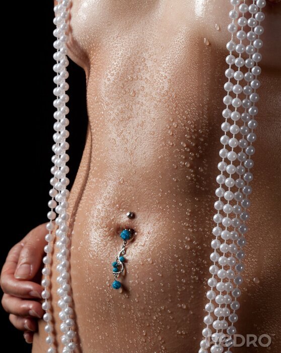 Poster  Torse mouillé avec bouton de ventre piercing et perles
