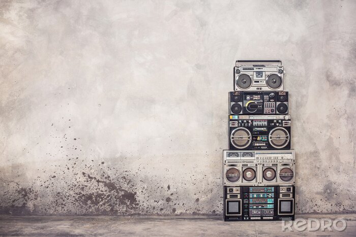 Poster  Tour de la vieille école rétro design ghetto blaster boombox stéréo radio magnétophone à cassettes tour de fond des murs de béton avant des années 1980. Photo filtrée de style vintage