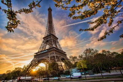 Tour Eiffel contre le lever du soleil à Paris, France