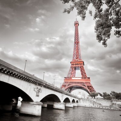 Tour Eiffel monochrome colorisation sélective