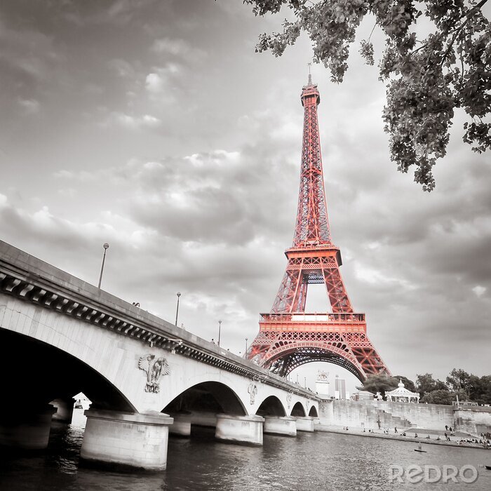 Poster  Tour Eiffel monochrome colorisation sélective