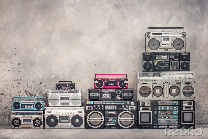 Poster  Tour rétro vieille école conception ghetto blaster boombox stéréo radio magnétophone à cassettes tour à partir des années 1980 avant fond de mur en béton. Photo filtrée de style vintage