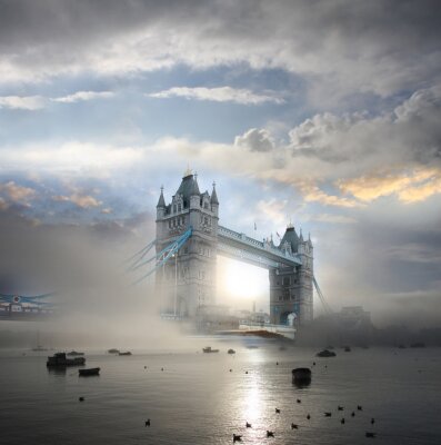 Tower Bridge avec le brouillard à Londres