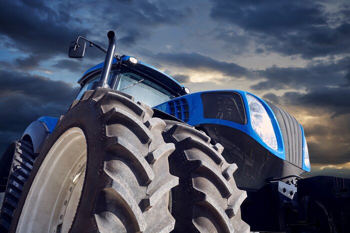 Poster  Tracteur puissant sur fond de coucher de soleil