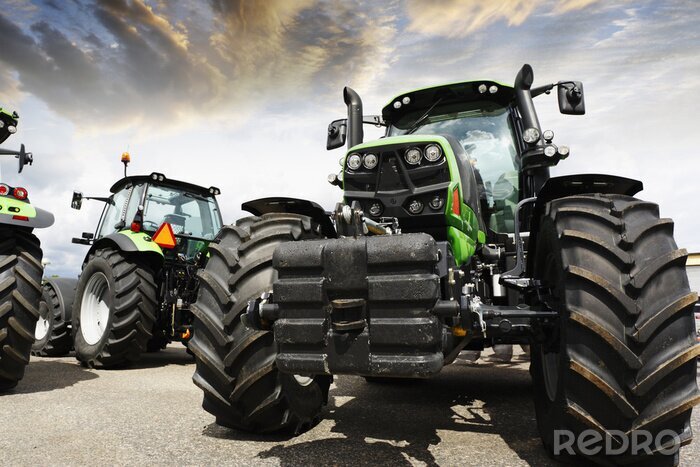 Poster  Tracteurs sur fond de nuages