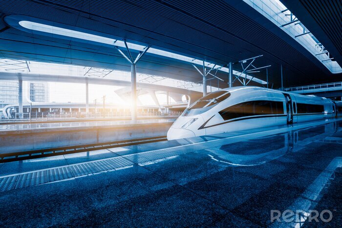 Poster  Train à grande vitesse moderne sur un quai